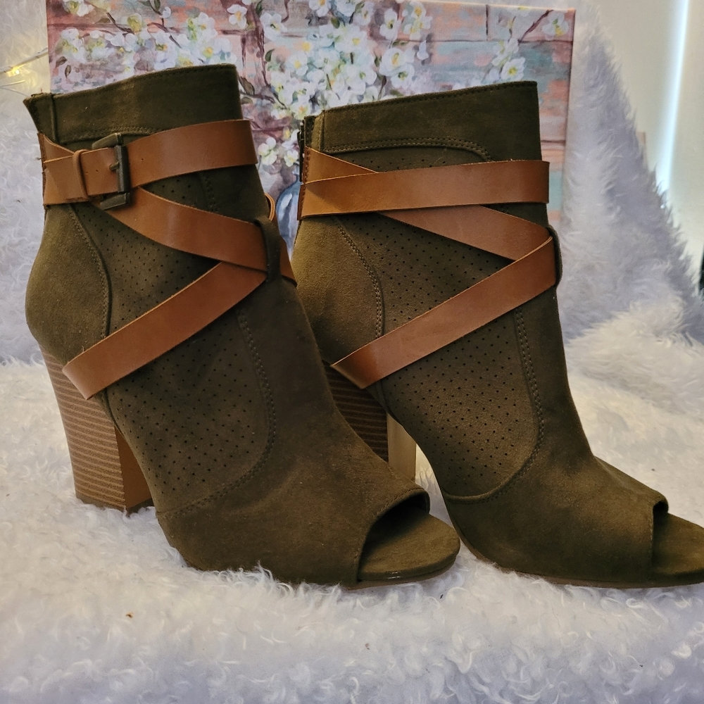 🔥3/$15🔥SHOEDAZZLE PEEP TOE BOOTIE🛍🔥